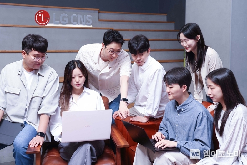 LG CNS AI센터 전문가들이 아이디어를 공유하고 있다. (출처: LG CNS) / 2025. 05. 26