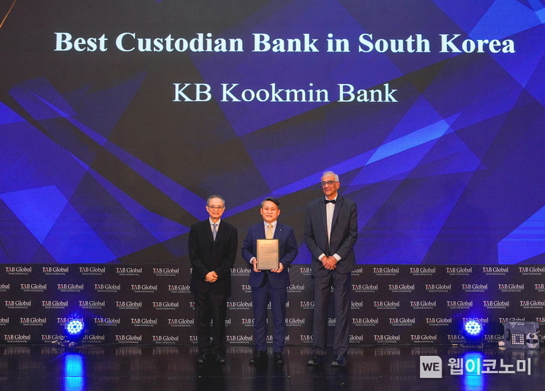 지난 22일 인도네시아 자카르타에서 열린 ‘The Asian Banker Global Financial Markets Awards 2025' 시상식에서 유현식 KB국민은행 수탁사업본부 상무(가운데)와 아시안뱅커 국제 자문위원인 Brian Wing Tai Lo,(좌측) Anoop Rai(우측)이 기념사진을 촬영하고 있다. (출처: KB국민은행) / 2025.05.26