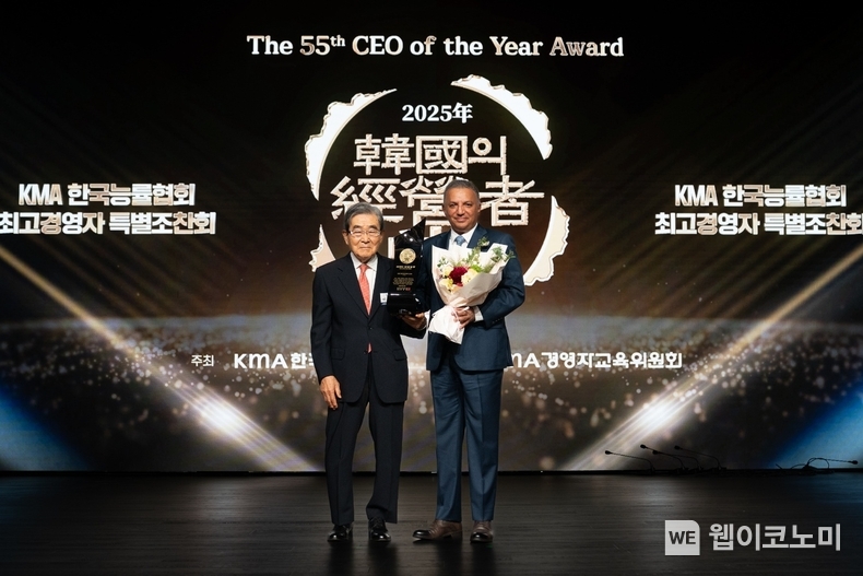 S-OIL 안와르 알 히즈아지 CEO가 23일 ‘제55회 한국의 경영자상’을 수상했다. 안와르 알 히즈아지 S-OIL CEO(오른쪽)와 이봉서 한국능률협회장 (출처: S-OIL) / 2025.05.27