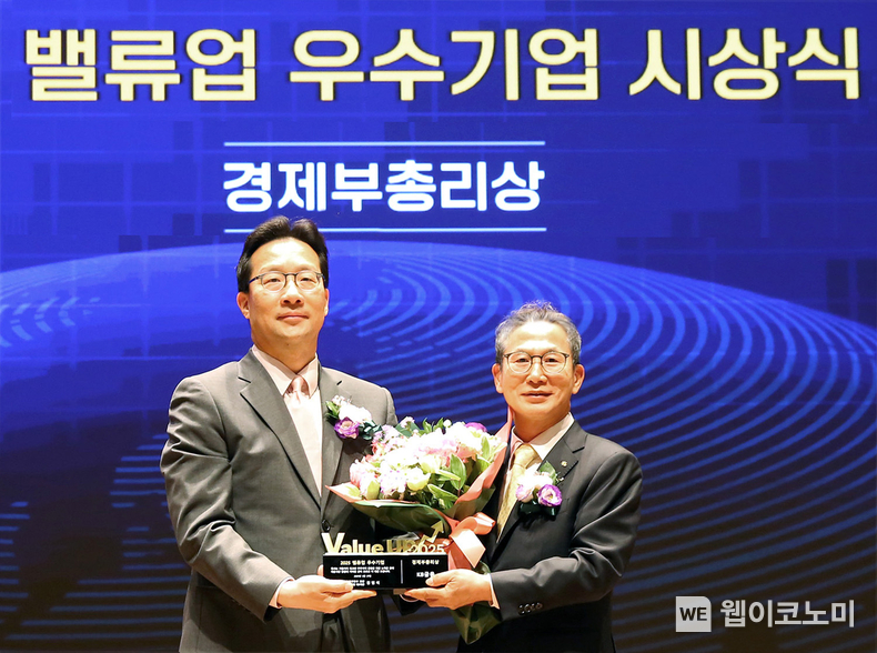 27일 서울 여의도 한국거래소에서 열린 밸류업 우수기업 시상식에서 양종희 KB금융그룹 회장(오른쪽)과 윤인대 기획재정부 차관보(왼쪽)가 기념 촬영을 하고 있다. (출처: KB금융그룹) / 2025.05.28