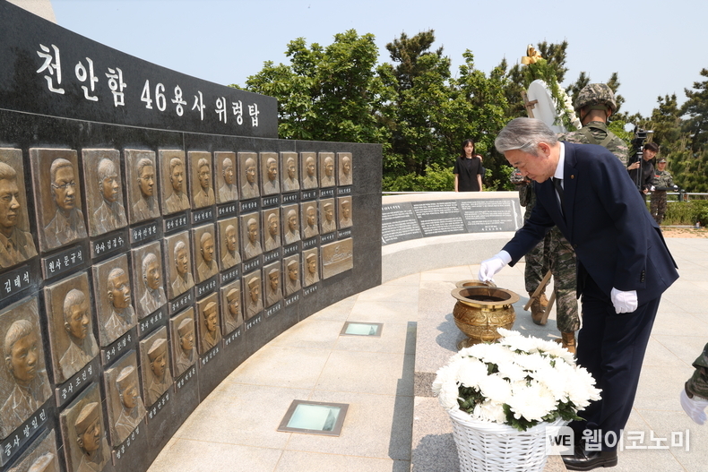 강호동 농협중앙회장이 천안함 46용사 위령탑을 찾아 순국 장병들의 숭고한 희생정신을 기리고 있다. (출처: 농협중앙회) / 2025.06.01