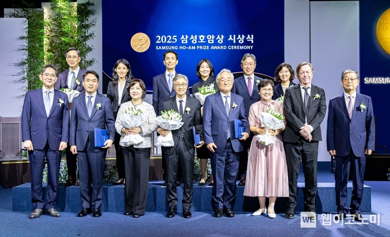 삼성호암상 수상자들과 행사 참석자들이 5월 30일 서울신라호텔 다이너스티홀에서 열린 ‘2025 삼성호암상 시상식’에서 기념 촬영을 하고 있다. (앞줄 왼쪽부터) 이재용 삼성전자 회장, 과학상 화학·생명과학부문 정종경 서울대 교수 부부, 예술상 구본창 사진작가, 공학상 김승우 KAIST 명예교수 부부, 스티브 셈-산드베리 노벨문학상위원회 위원, 김황식 호암재단 이사장 (뒷줄 왼쪽부터) 의학상 글로리아 최 MIT 교수 부부, 과학상 물리·수학부문 신석우 UC버클리 교수 부부, 사회봉사상 김동해 사단법인 비전케어 이사장 부부 (출처: 호암재단) / 2025.06.01