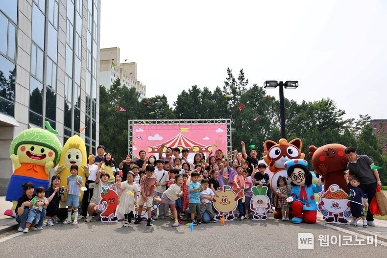 농심 직원 가족들이 종이 비행기를 날리고 있다. (출처: 농심) / 2025. 06. 02
