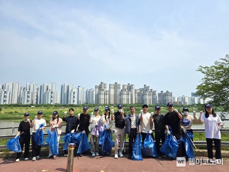 오비맥주 광주공장 직원들이 ‘세계 환경의 날’을 기념해 ‘광주시민의 숲’ 환경정화 활동을 벌이고 있다. (출처: 오비맥주) / 2025. 06. 04