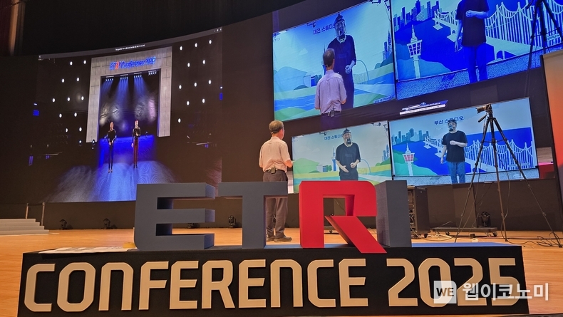 ETRI 방승찬 원장이 'ETRI 컨퍼런스 2025'에서 200Gbps 초저지연 6G 통신을 시연하는 모습 (출처: ETRI) / 2025.06.06