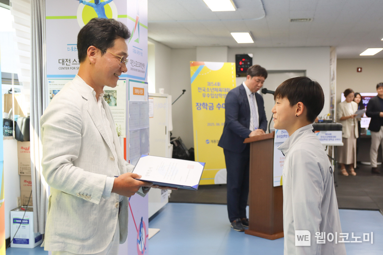 이승찬 계룡장학재단 이사장이 전국소년체육대회 우수입상학생에게 장학금을 시상하고 있다. (출처: 계룡장학재단) / 2025.06.10