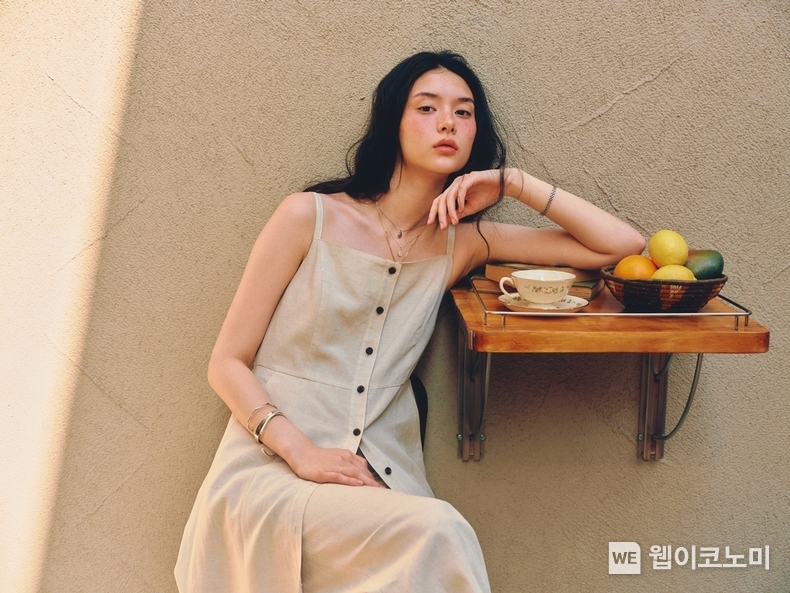 로엠 린넨 컬렉션 06_린넨 나시 원피스와 린넨 바지. (출처: 이랜드월드) / 2025. 06. 11