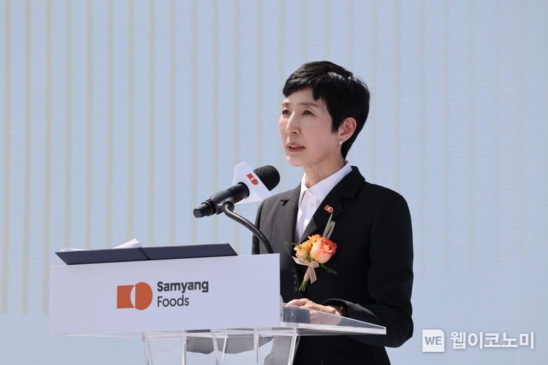 <strong>삼양식품 밀양 제2공장 준공식에서 기념사하는 김정수 부회장 </strong><br>
김정수 삼양식품 부회장인 지난 11일 밀양에서 열린 제2공장 준공식에서 기념사를 전하고 있다. 김정수 부회장은 “앞으로도 더 오래 타오르기 위한 준비와 노력을 멈추지 않을 것”이라고 강조하며 글로벌 수출 대응력을 강화하고, 스마트 팩토리 허브 기지로서 품질 관리와 생산 효율의 완결을 실현할 것임을 밝혔다. (출처: 삼양식품) / 2025.06.12