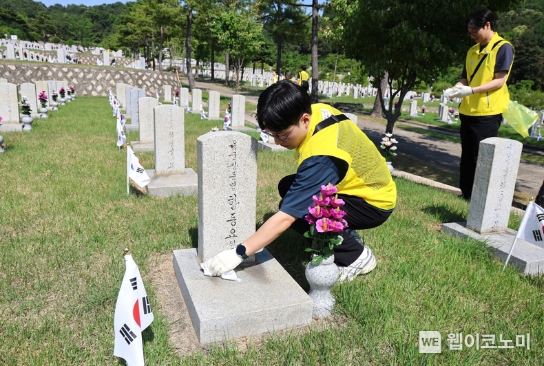지난 6월 11일 오뚜기 봉사단이 국립서울현충원에서 묘역 관리 봉사활동을 하고 있다. (출처: CJ프레시웨이) / 2025.06.12