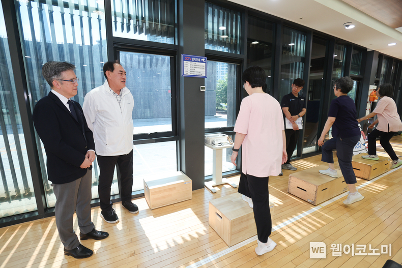 하형주 이사장과 양한광 원장이 암생존자 체력측정을 참관하고 있다. (출처: 국민체육진흥공단) / 2025. 06. 13