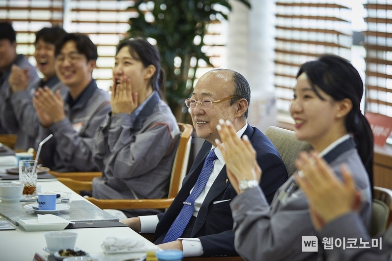 김승연 회장이 한화토탈에너지스 대산공장 직원들과 오찬을 하며 환담을 나누고 있다. (출처: 한화그룹) / 2025.06.17