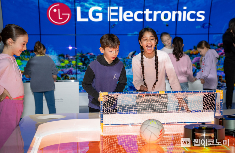 LG전자 북미법인 본사 사옥 내 과학관 'LG Inspiration Lab'을 찾은 학생들이 로봇청소기로 축구 게임을 하고 있다. (출처: LG전자) / 2025. 06. 18