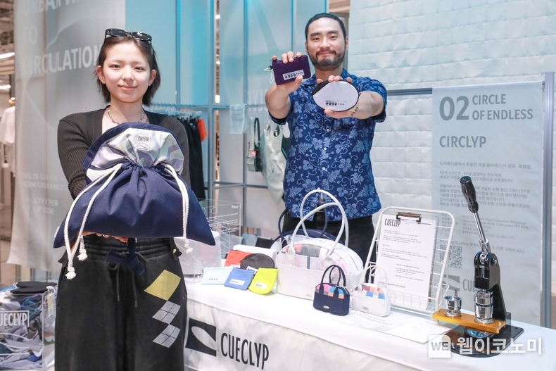 19일 오전, 서울 영등포구에 위치한 현대백화점 더현대 서울 지하 2층 '서스테이너블 프로젝트-피어×큐클리프' 팝업스토어에서 직원들이 업사이클링 제품을 소개하고 있다. (출처: 현대백화점) / 2025. 06. 19