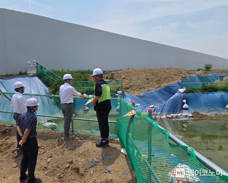 19일(목) 박동선 LH 국토도시본부장(가운데) 및 현장 관계자 등이 우기 대비 3기신도시 주요 건설현장 지구를 점검하고 있다. (출처: LH) / 2025.06.19