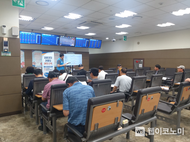 지난 19일 경륜경정총괄본부 희망길벗 관계자들이 수원지점에서 과몰입 예방교육을 하고 있다.