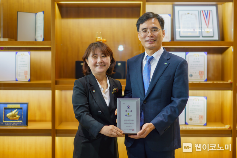 지난 19일 LH 진주 본사에서 김재경 LH 경영관리본부장(오른쪽)과 김지현 경남서부보훈지청장(왼쪽)이 국가보훈부장관 감사패 수여 후 기념사진을 촬영하고 있다. (출처: LH) / 2025.06.23