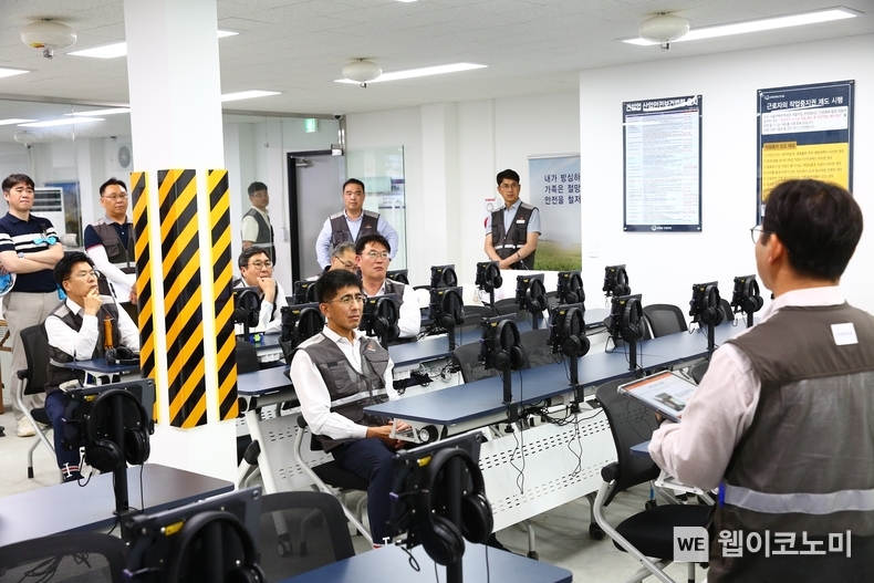㈜한화 건설부문 김승모 대표이사(우측 네번째)가 안전교육장에서 태블릿PC사용법을 듣고 있다. (출처: 한화 건설부문) / 2025.06.26