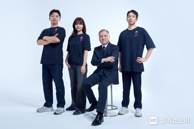 보안 앰배서더로 선정된 권일용 교수(오른쪽 2번째)와 LG유플러스 직원들이 전국 매장에 부착될 포스터 촬영을 하고 있다. (출처: LG유플러스) / 2025. 06. 27
