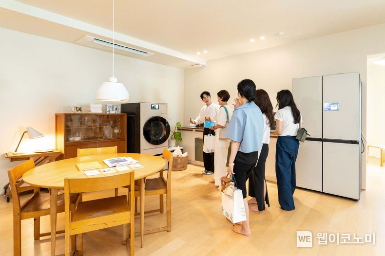 관람객이 부산 해운대구 달맞이길 복합문화공간 에케(ECKE)에서 진행된 라이프스타일 전시에서 삼성전자 2025년형 비스포크 AI 가전을 체험하고 있다. (출처: 삼성전자) / 2025. 06. 29