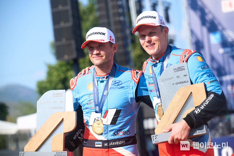 2025 WRC 그리스 랠리에서 우승을 차지한 현대 월드랠리팀 오트 타낙(Ott Tänak, 오른쪽)과 코드라이버 마틴 야르베오야(Martin Järveoja, 왼쪽)가 트로피를 들고 기뻐하고 있다. (출처: 현대자동차) / 2025. 06. 30