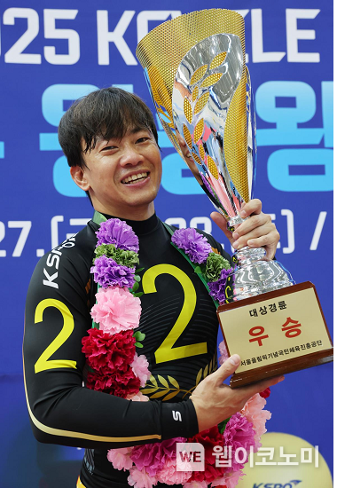 KCYCLE 경륜 왕중왕전에서 우승한 정종진이 환한 미소로 트로피를 들어올렸다. (출처: 경륜경정본부) / 2025. 06. 30
