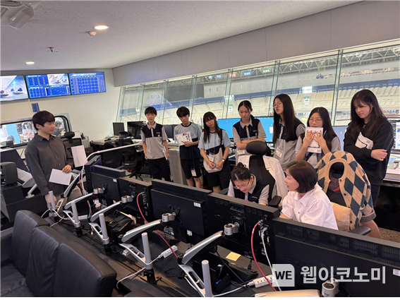 지난 3일 광명스피돔에서 열린 방송전문가 직업 체험 교실에 참가한 학생들이 방송 장비(CG)에 대한 설명을 듣고 있다.. (출처: 경륜경정본부) / 2025. 07. 07