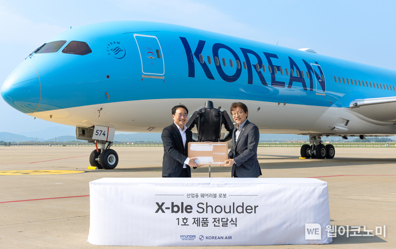 현대차∙기아 로보틱스랩 현동진 상무(왼쪽)와 대한항공 항공우주사업본부 정현보 상무(오른쪽) 가 엑스블 숄더 1호 전달식 후 기념사진을 촬영하고 있다. (출처: 현대자동차·기아) / 2025. 07. 09