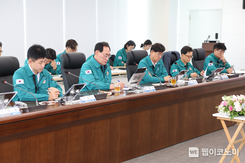 국민체육진흥공단 하형주 이사장(왼쪽에서 두번째)이 폭염대비를 위한 자료를 검토하고 있다. (출처: 국민체육진흥공단) / 2025. 07. 09