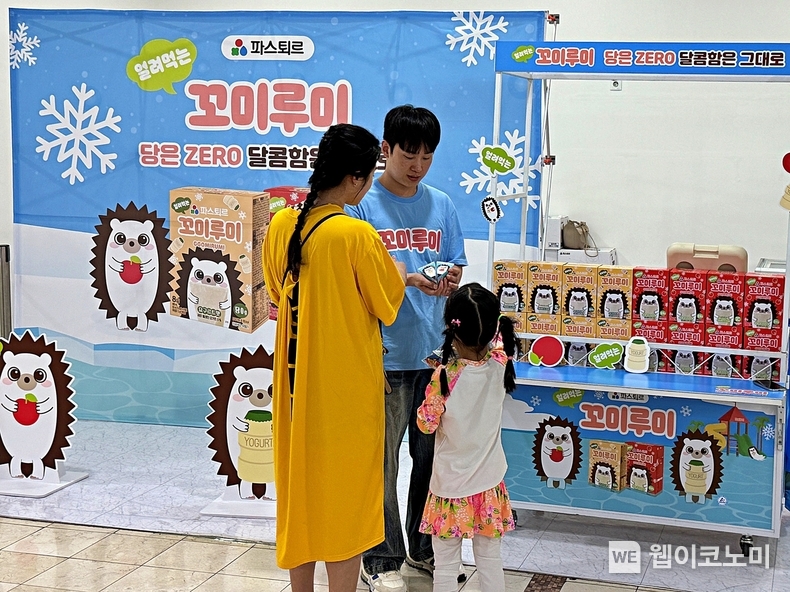 지난 5일 부천 웅진플레이도시에서 ‘얼려먹는 꼬미루미’ 워터파크 투어 샘플링을 진행하고 있다. (출처: 롯데웰푸드) / 2025. 07. 10