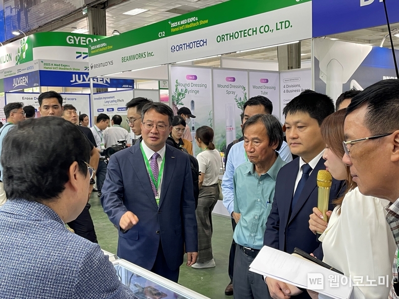 산업통상자원부와 KOTRA는 7월 10일부터 11일까지 베트남 하노이에서 ‘K-Med Expo’ 연계 수출상담회를 개최한다. 구본경 KOTRA 동남아대양주지역본부장(왼쪽 두 번째), 하 닥 비엔 베트남 의료기기협회 회장(왼쪽 세 번째), 응우옌 뜨 히에우 베트남 의료기기청 부청장(왼쪽 네 번째)이 참가기업 부스를 둘러보고 있다. (출처: KOTRA) / 2025.07.10