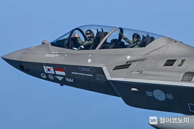 폴란드 공군사령관(후방석)이 KF-21을 탑승하고 있다. (출처: 대한민국 공군) / 2025.07.13