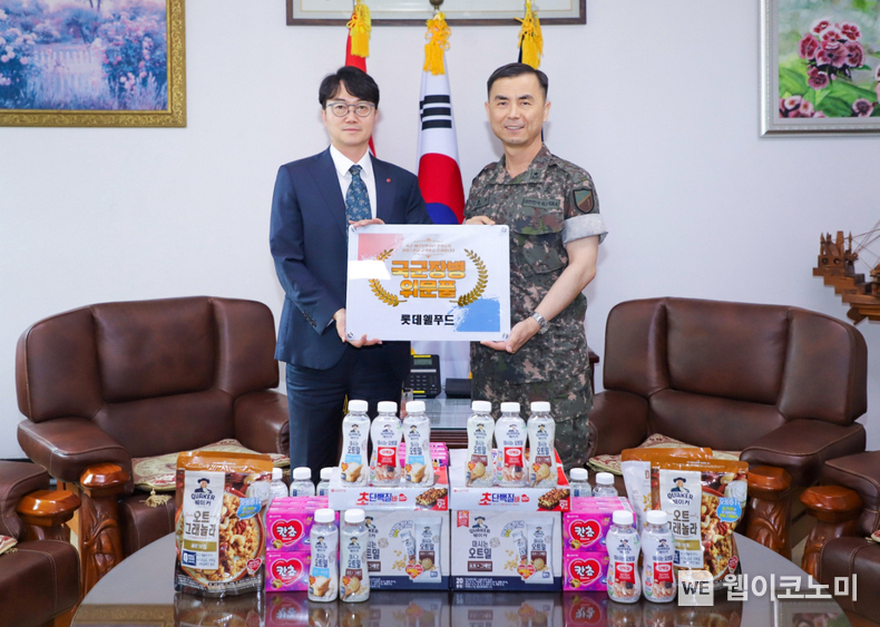 위세량 롯데웰푸드 커뮤니케이션부문장(왼쪽)이 제17보병사단을 방문해 위문품을 전달했다. (출처: 롯데웰푸드) / 2025. 07. 14