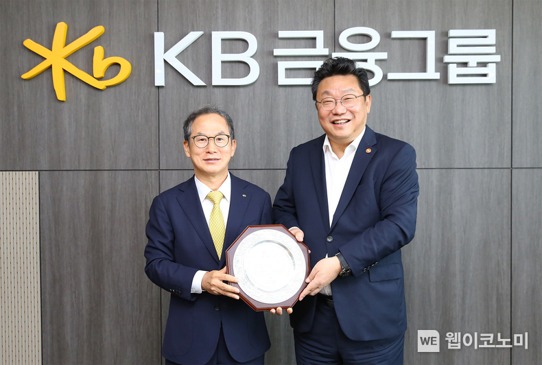 양종희(왼쪽) KB금융그룹 회장과 주형환 저출생고령사회위원회 부위원장이 지난 9일 여의도 KB국민은행 신관에서 기념촬영을 하고 있다. (출처: KB금융그룹) / 2025.07.14