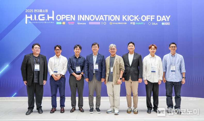 현대홈쇼핑 본사에서 진행된 ‘2025 현대홈쇼핑 H.I.G.H 오픈 이노베이션 킥오프 데이’에서 한광영 현대홈쇼핑 대표이사(왼쪽 네 번째)가 참석자들과 기념사진을 찍고 있다. (왼쪽부터) 김민준 랭코드 대표, 윤정훈 퍼플아이오 대표, 전종찬 서울경제진흥원 책임, 한광영 현대홈쇼핑 대표이사, 홍경표 마크앤컴퍼니 대표, 강병희 차봇모빌리티 부대표, 이지혁 제트에이아이 대표, 현준엽 로쉬코리아 대표. (출처: 현대홈쇼핑) / 2025. 07. 17