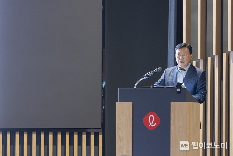 롯데는 16일부터 1박 2일 일정으로 롯데인재개발원 오산캠퍼스에서 '2025 하반기 VCM'을 진행했다. 회의를 주재한 신동빈 롯데 회장이 그룹 경영 방침과 CEO의 역할과 리더십에 대해 메시지를 전하고 있다. (출처: 롯데지주) / 2025.07.20