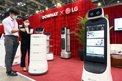 LG 클로이 로봇, 호텔서 고객 만난다