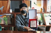 롯데푸드, 빠삐코 40주년 기념해 ‘고인돌’ 박수동 화백에게 감사패 전달