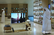 UAE 도서관서 포즈(Posé) 취한 LG 올레드 TV, 차별화된 라이프스타일 제시