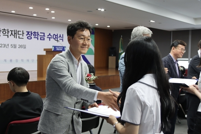 이승찬 계룡장학재단 이사장, 학생들의 꿈을 위한 장학금 전달