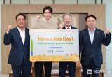 강호동 농협중앙회장, 모델 변우석과 함께 쌀 소비 촉진 상품 가입행사 실시