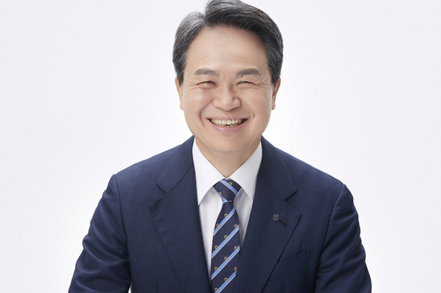 '가계대출 금리 한자릿수'..."신한 진옥동, 먼저 손 내밀어 상생의 꽃 피우다"