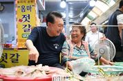 尹 대통령, 휴가 첫날 통영중앙시장 방문.. 상인과 생선 요리법 대화 후 넉넉히 구매 지시