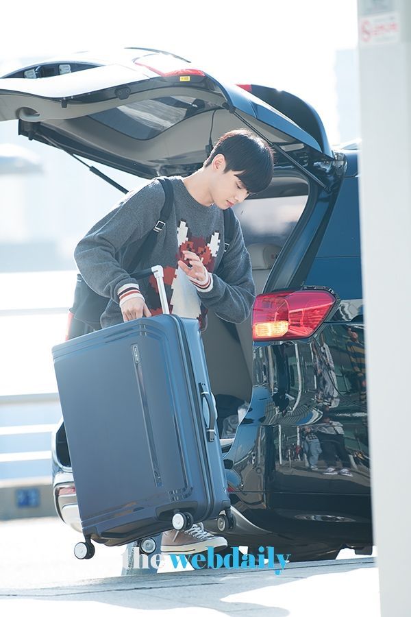 차은우, 인천국제공항 출국 현장