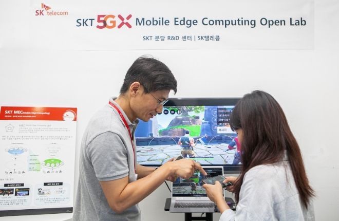 SK텔레콤 연구원들이 분당 소재 ICT기술센터에서 '5GX MEC' 기반 게임&방송 플랫폼 'Watch&Play'를 개발하고 있는 모습 / 사진=SK텔레콤