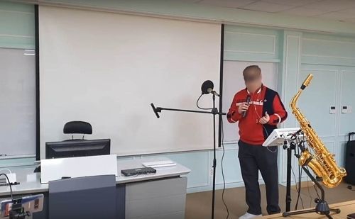 온라인 강의중 대중가요 열창한 A 강사