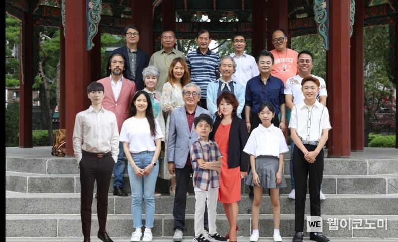 다섯계절 출연진 및 스텝 기념촬영