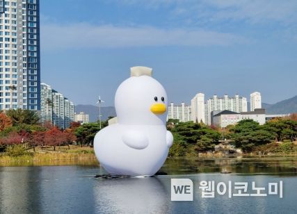 연지공원 호수일대 전시 모습