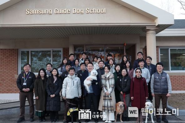 12월 24일 윤석열 대통령 부부는 은퇴 안내견 분양행사에 참석했다.