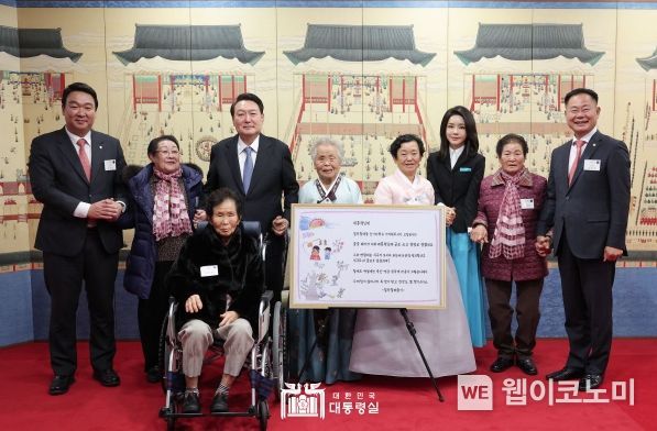 1월 12일 윤석열 대통령은 '칠곡할매글꼴'의 주인공인 칠곡 할머니들을 용산 대통령실로 초청했다.