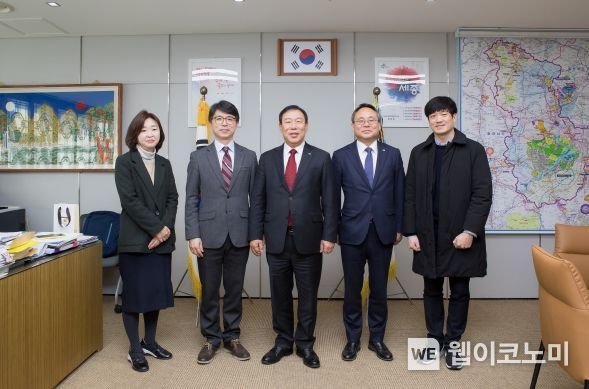 최민호 세종특별자치시장이 9일 시청 집무실에서 김완섭 기획재정부 예산실장을 만나 세종시 정책비전 설명 및 주요 현안 사업에 대한 국비 지원 등을 요청했다. 사진은 장윤정 기재부 예산정책과장(왼쪽부터), 김완섭 기재부 예산실장, 최민호 세종시장, 고기동 행정부시장, 윤수현 기재부 예산관리과장